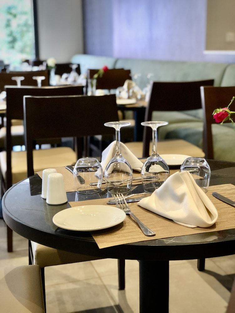 מלון מרקש Kenzi Farah מראה חיצוני תמונה A table set for fine dining